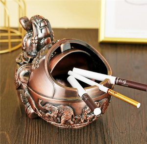 Cendrier sphérique antique en bronze à couvercle rabattable avec gravures de roses, disponible à prix de gros. - Product Image 6