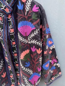 Chaqueta de terciopelo negro bordada floral para mujer con cuello alto y manga farol, abrigo con cremallera para mujer con manga farol y cuello alto - Product Image 6