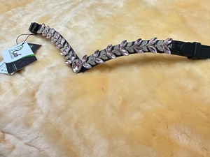รุ่น Crystal Horse Model 7860B สายคาดศีรษะหนังบุนวมอย่างดี ปรับแต่งได้ สายคาดศีรษะโค้งมน ออกแบบโลโก้ได้ตามต้องการ ประดับคริสตัลวิบวับ - Product Image 4