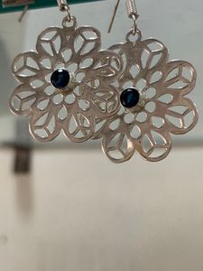 Pendientes colgantes clásicos de plata alemana con diseño floral al por mayor para mujer, joyería pequeña de moda de calidad para mujer - Product Image 2