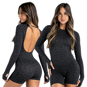 Combinaison pour femme à imprimé léopard violet, dos nu, manches longues, short taille haute, spandex, polyester, ensemble de yoga une pièce - Product Image 3