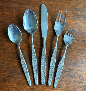 Ensemble de cuillères à salade en métal argenté décoratif avec motif floral en relief, qualité supérieure, design portugais, vente en gros - Product Image 1