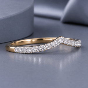 Elegante Anillo de Oro Amarillo de 14K con Moissanita de Corte Redondo de 0.28ctw en Forma de V para Mujer, Anillo de Boda Apilable de Lujo - Product Image 6