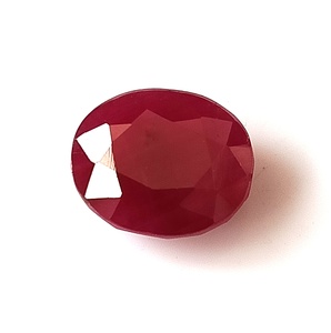 Pierre précieuse naturelle en rubis africain de 5,60 carats, taille ovale, facettée, non montée - Product Image 4