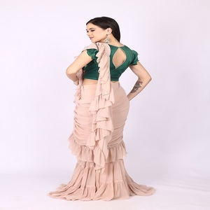 Perfecto para cada ocasión y fácil de llevar. Sari con volantes listo para usar, con cuentas y bordados en la blusa. - Product Image 6