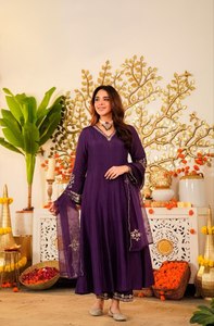 Vestido de Lujo Rosa Rani Bordado en Viscosa y Seda Chanderi, Sin Arrugas, Diseño de Diseñador, para Bodas y Fiestas Pakistaníes, Vestido Étnico para Mujer - Product Image 3