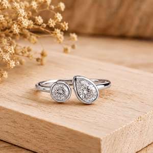 Bague de fiançailles classique en or massif 10K 14K 18K avec diamant de laboratoire taille poire et taille ronde de 2,20 carats, certifiée IGI, couleur E VVS - Product Image 1