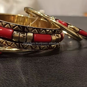 Bracelet en laiton artisanal de haute qualité, rayonnement royal, alliant l'art traditionnel et le design contemporain - Product Image 1