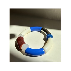 Bracelet élégant en résine avec finition design moderne, bijou léger et tendance, cadeau pour les femmes soucieuses de la mode - Product Image 3