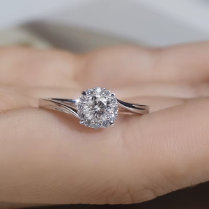 Bague de fiançailles en platine avec diamant rond taille brillant et serti halo, style classique, pour femme, certifiée IGI - Product Image 1