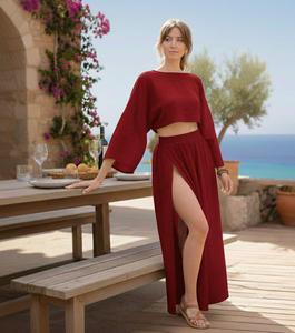 Ensemble coordonné deux pièces élégant en coton texturé marron pour femme : haut court à col bateau et manches cloche, et jupe longue fendue sur le côté - Product Image 2