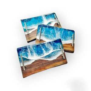 Juego de bandejas de madera con borde natural y resina epoxi azul con diseño de olas oceánicas, tabla de charcutería con arte marino y playa, con asas plateadas modernas - Product Image 1