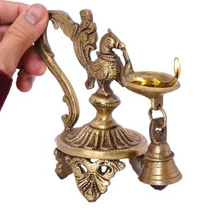 Elegante Diya de Latón con Forma de Pavo Real para Iluminación Tradicional, Diya de Latón Hecha a Mano con Forma de Pavo Real para Decoración Festiva a Precio Económico al por Mayor - Product Image 1