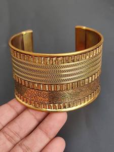 Bracelet manchette en métal rustique de style ethnique moderne, inspiré de l'antiquité, moulé sous pression, texturé, artisanat moghol - Product Image 5