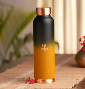 Botella de agua de cobre puro impresa en negro y amarillo con acabado mate premium para beneficios ayurvédicos para la salud, hecha a mano, a prueba de fugas, deportiva. - Product Image 1