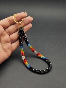 Porte-clés de poignet fait main en perles avec motif dégradé noir, blanc, rouge, orange, jaune, vert, bleu, violet et anneau doré - Product Image 3