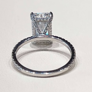 Anillo de compromiso de moissanita de lujo con diamante de corte radiante personalizado, anillo de eternidad con moissanita VVS de 2 quilates con corte baguette y circonitas heladas - Product Image 5