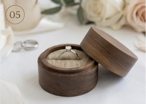 Boîte à bague de fiançailles ronde en bois massif vintage gravée sur mesure - Product Image 4
