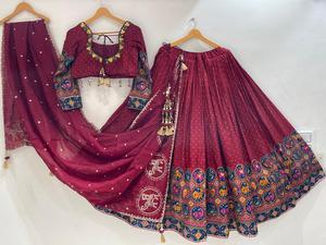 Lehenga Choli de Seda de Bombay Hecho a Mano de Lujo con Bordado de Espejo y Dupatta de Chinnon, Traje Nupcial para Navratri para Mujer - Product Image 5