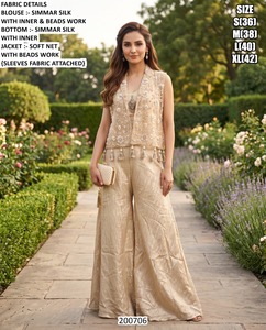 Ensemble de fête traditionnel pour femme, élégant, gris, en soie brodée, avec perles, longueur ras du sol, et dupatta Bhandhani - Product Image 5