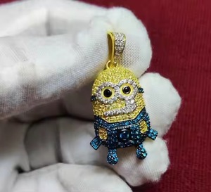 Encantador Charm de Dibujos Animados con Temática de Minion para Fiesta Hip Hop, de Plata de Ley con Engaste de Canal, Relleno de Oro de 18K, Moissanita y Perla de Agua Dulce - Product Image 2
