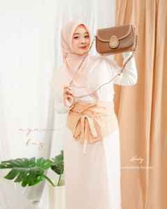 กระเป๋าหนังสังเคราะห์พรีเมียม Hody Ayana แบบสะพายไหล่/สะพายข้าง สายสะพายยาวแบบถัก ปิดด้วยซิป ซับในผ้าซาติน เหมาะสำหรับทุกฤดูกาล - Product Image 1