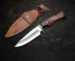 มีดสกินเนอร์เหล็กกล้าคาร์บอนสูงทำมือ ด้ามไม้ พร้อมปลอกหนัง สำหรับล่าสัตว์ กิจกรรมกลางแจ้ง ตั้งแคมป์ เอาตัวรอด พร้อมปลอก - Product Image 1