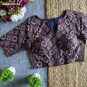 Colección de Blusas Acolchadas de Algodón con Estampado Ajrakh Hecho a Mano, Elásticas en el Lateral, a Buen Precio, Venta al Por Mayor - Product Image 1