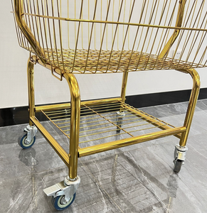 Expositor de Ropa Metálico Dorado Moderno y Resistente con Cesta para Boutique, Hotel o Lavandería - Product Image 5