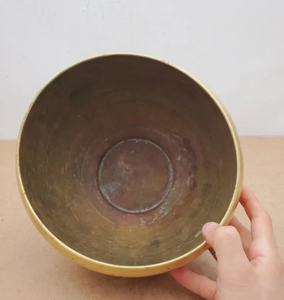 Maceta alta de latón de diseño moderno con forma étnica, ideal para decoración de pasillos, rincones o recepciones. - Product Image 6