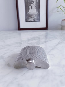 กระติกน้ำทรงเหลี่ยมโลหะสีเงินแบบตอกลาย เหมาะสำหรับใช้ในบ้าน บาร์ส่วนตัว และเสิร์ฟในงานปาร์ตี้ ผลิตด้วยมือจากอินเดีย - Product Image 4