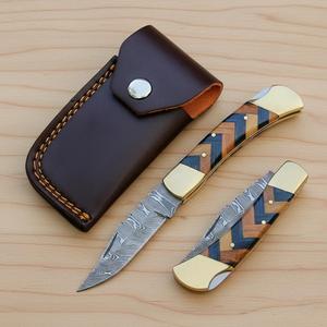 Cuchillo Plegable de Acero Damasco Nordic Forge EDC con Bloqueo Trasero, Mango de Madera Pakka Oliva, Empuñadura de Latón, Funda, Cuchillo Utilitario de Bolsillo - Product Image 1