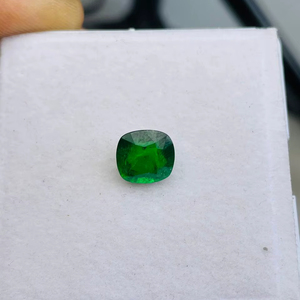 พลอยทซาโวไรต์ทรงคุชชั่น น้ำหนัก 3.29 กะรัต คุณภาพระดับ AAA พร้อมความเงางามระดับ AAA และสีเขียวสดใส ตัดและขัดเงาอย่างสมบูรณ์แบบ - Product Image 1
