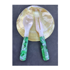 Cuillère et fourchette en nacre écologique du Vietnam Couverts en coquille fabriqués à la main pour les desserts, le caviar et les occasions spéciales - Product Image 1