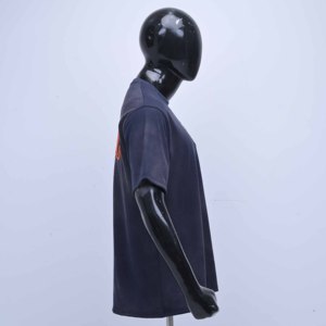 เสื้อยืดคอกลมสีน้ำเงินกรมท่าคุณภาพสูงสำหรับผู้ชาย พร้อมโลโก้ปักสีส้มด้านหน้าและด้านหลัง ทรงปกติ แขนสั้น ผ้าฝ้าย 100% - Product Image 2