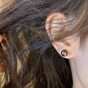 Boucles d'oreilles clous en perles noires de Tahiti 8-9 mm, or 18 carats, perles de mer rondes impeccables, haut de gamme et tendance, avec clous simples - Product Image 3