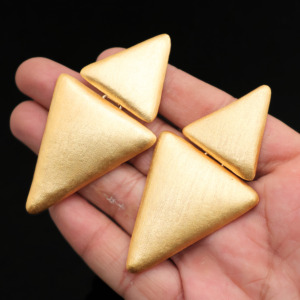 Boucles d'oreilles géométriques triangulaires plaquées or mat, bijoux minimalistes à la mode pour femmes - Bijoux plaqués or mat - Cadeau pour elle - Product Image 1