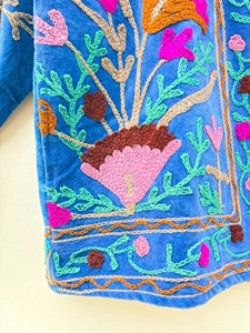 Chaqueta de Invierno de Terciopelo Azul con Bordado Suzani, Chaqueta Corta para Festivales, Abrigo Boho Oversize, Kimono para Mujer, Venta al Por Mayor - Product Image 2