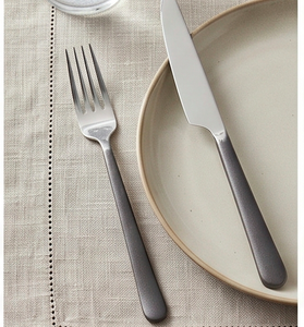 Ensemble de couverts minimalistes en métal avec finition miroir haute brillance, compatible lave-vaisselle, pour les repas de mariage. - Product Image 3