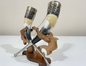 Corne à bière vintage en argent avec motif moulé, style Viking, avec support en bois pour bar et restaurant à prix raisonnable par UO - Product Image 3