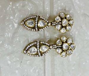 Pendientes de tuerca clásicos de lujo con diseño floral en forma de pera redonda, chapados en oro, de Amaira Jewels, para mujer, ideales para fiestas. - Product Image 2