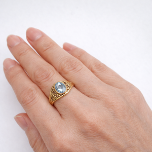 Anillo de latón electrochapado con topacio azul ovalado de 5*7mm, tamaño fijo, halo minimalista, diseño de paz, joyería hecha a mano con engaste de bisel. - Product Image 4