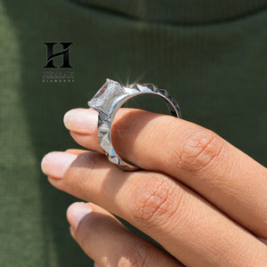 Anillo de Diamante Cultivado en Laboratorio con Corte Radiante Personalizado, Banda Geométrica Facetada, Oro Blanco, Estilo Sello para Hombre, Diamante Certificado VVS - Product Image 5