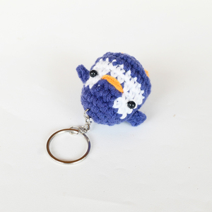 Porte-clés Amigurumi Pingouin au Crochet Fait Main, Design Personnalisable, Mousqueton en Acier Inoxydable, Breloque de Sac Oiseau Bleu Marine - Product Image 4