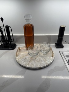 Plateau de service rond en nacre de luxe moderne vietnamien avec poignées métalliques, plateau décoratif pour table basse et salle de bain - Product Image 1