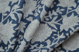 Tela 100% algodón índigo con estampado floral de enredaderas, impresa a mano con técnica de bloque. |   Tela Botánica Azul Mughal de Jaipur al por Mayor - Product Image 2