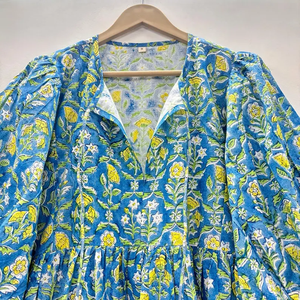 Robe mini bohème en coton écologique, imprimé floral fait main, col en V, manches 3/4, ourlet à volants en dentelle, lavable, naturelle - Product Image 2