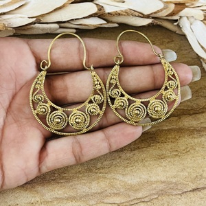 Pendientes de aro espirales tribales de alta demanda, joyería bohemia de latón para mujer, acabado de latón antiguo, pendientes étnicos de media luna, venta al por mayor/OEM/ODM - Product Image 5
