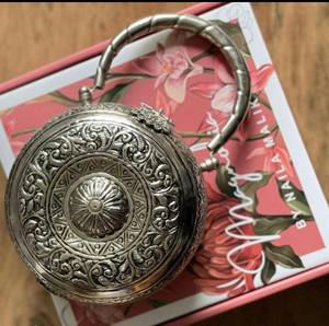 Sac à main en métal artisanal traditionnel God Grace Craft avec motif floral circulaire en relief, pochette de soirée - Product Image 2