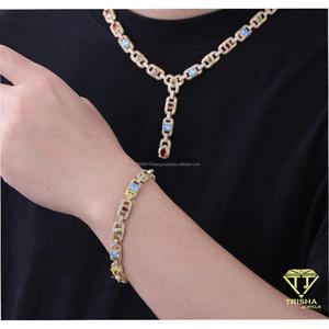 สร้อยข้อมือแบบ Cuban Link สีทองประดับด้วยหินหลากสีและรายละเอียดสไตล์ Iced ที่เปล่งประกาย สำหรับผู้ซื้อเครื่องประดับขายส่ง - Product Image 3